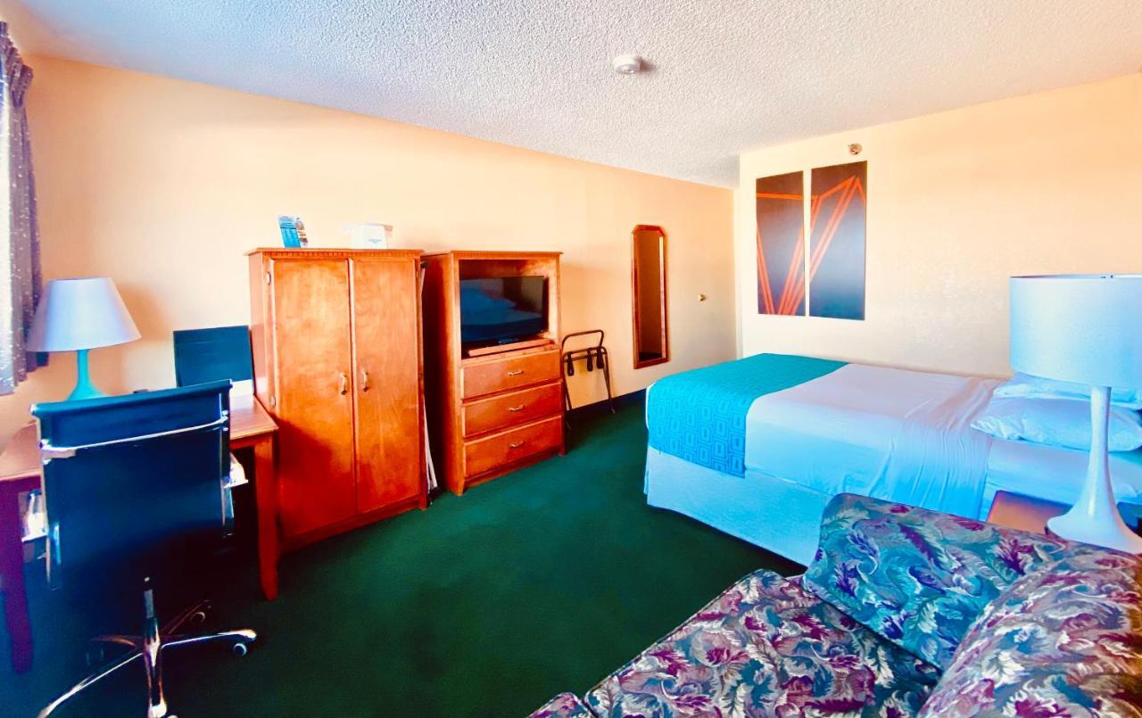 Howard Johnson By Wyndham Denver West Wheat Ridge Exterior photo