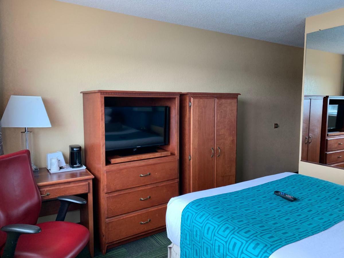 Howard Johnson By Wyndham Denver West Wheat Ridge Exterior photo
