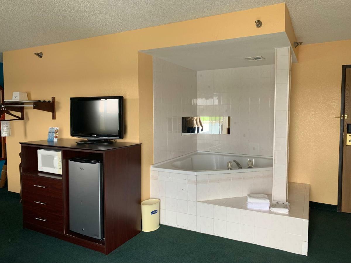 Howard Johnson By Wyndham Denver West Wheat Ridge Exterior photo